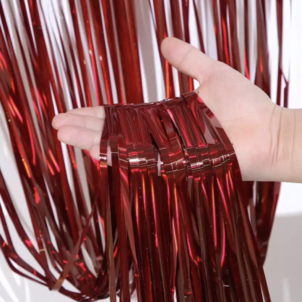 וילון פרנזים לקישוט בצבע אדום