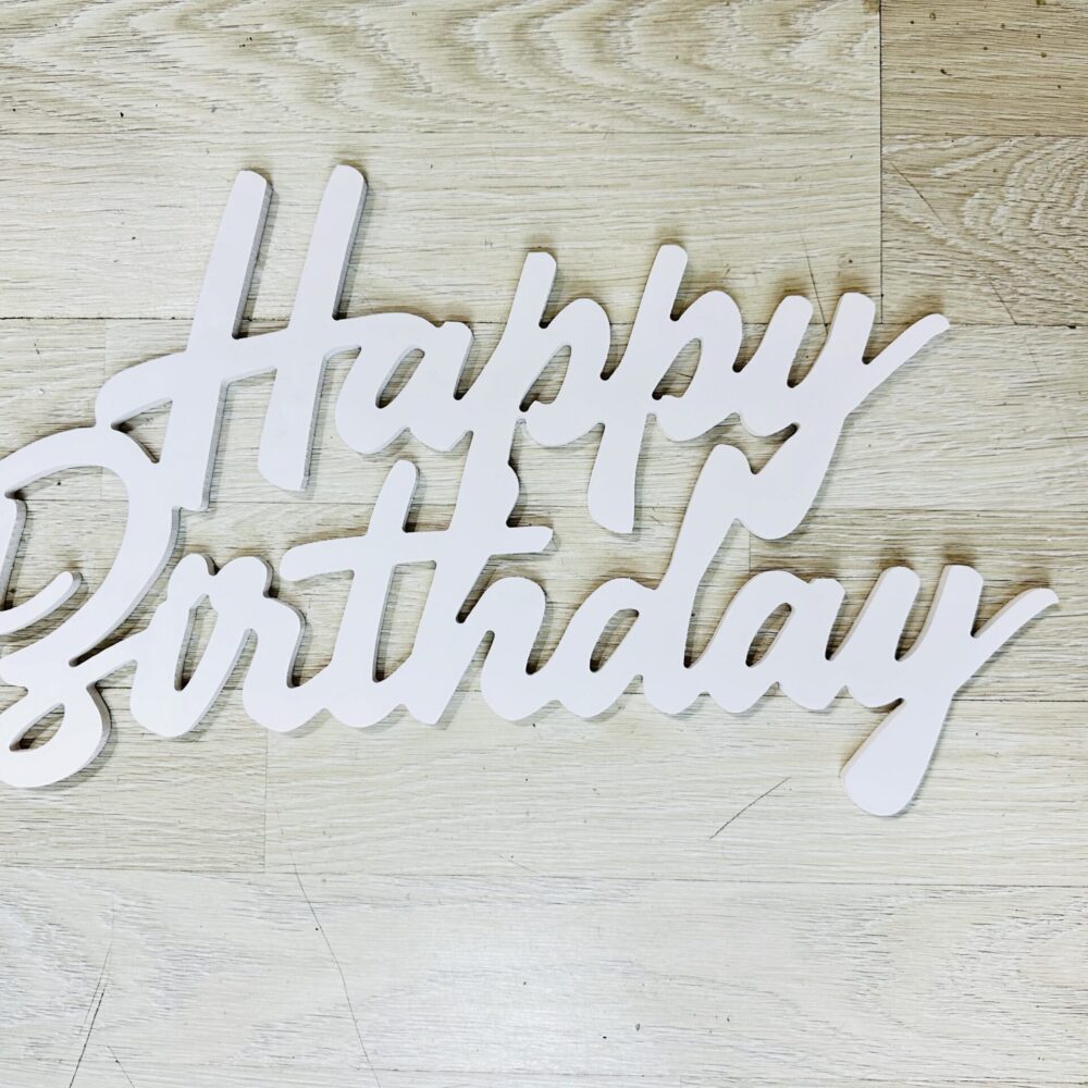 שלט Happy Birthday מעץ בצבע לבן