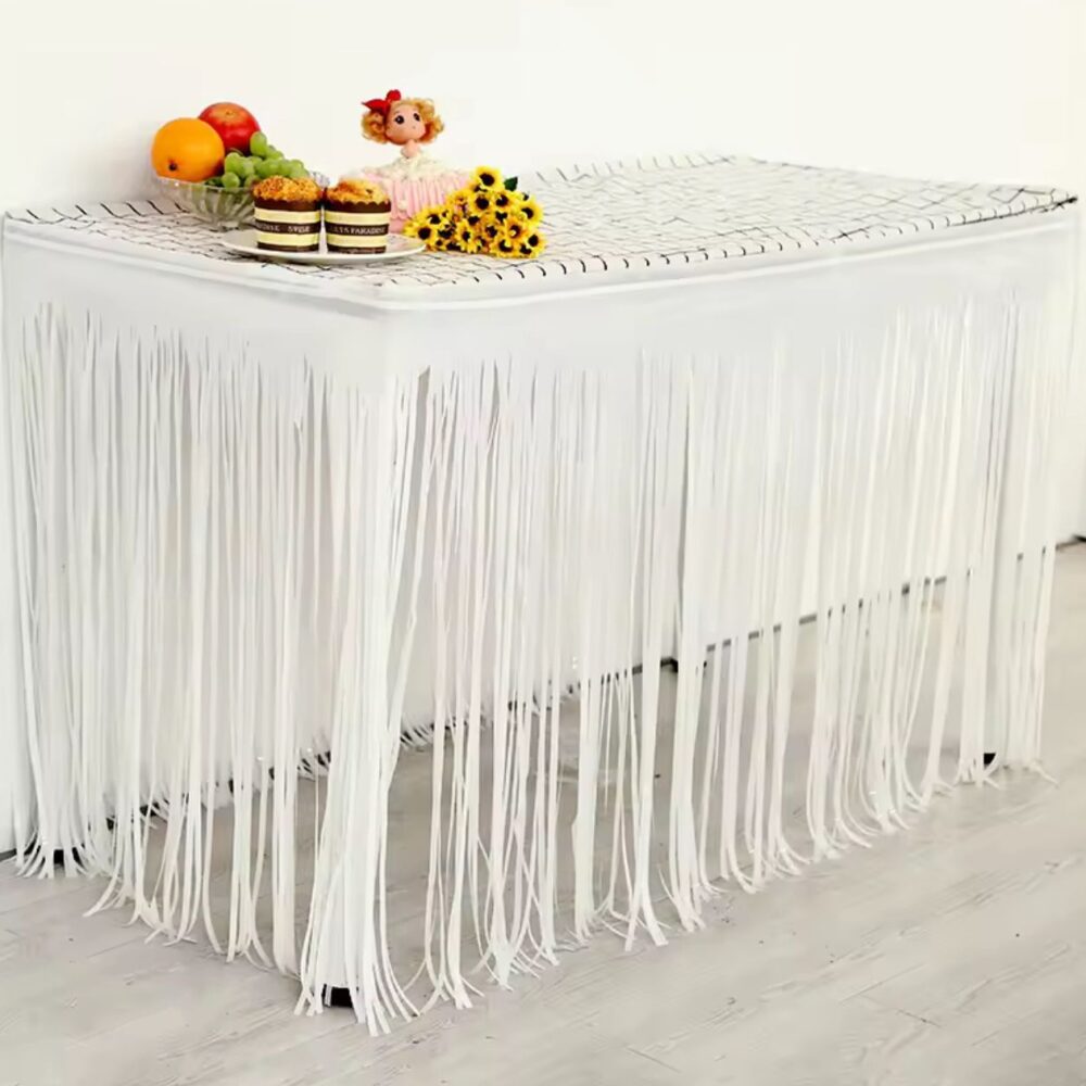 חצאית פרנזים לשולחן בצבע לבן