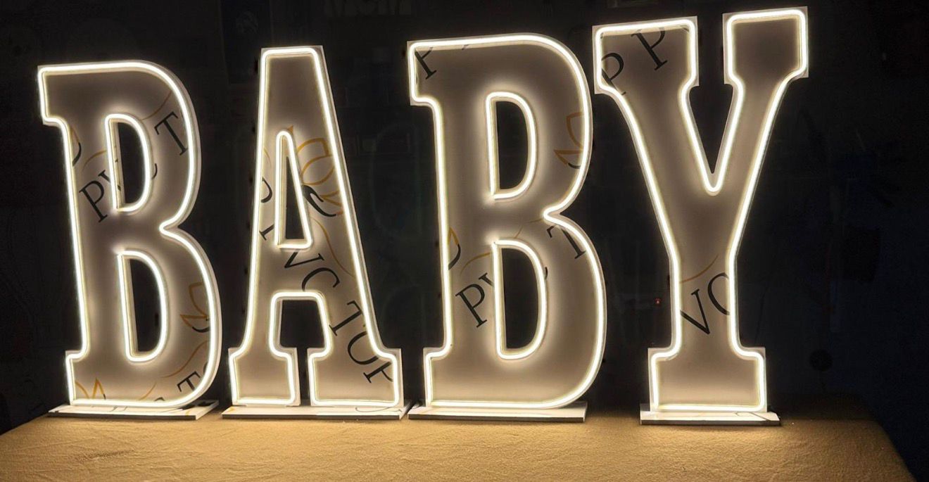 סט אותיות BABY עשוי חומר PVC תאורה צהובה – תמונה 2