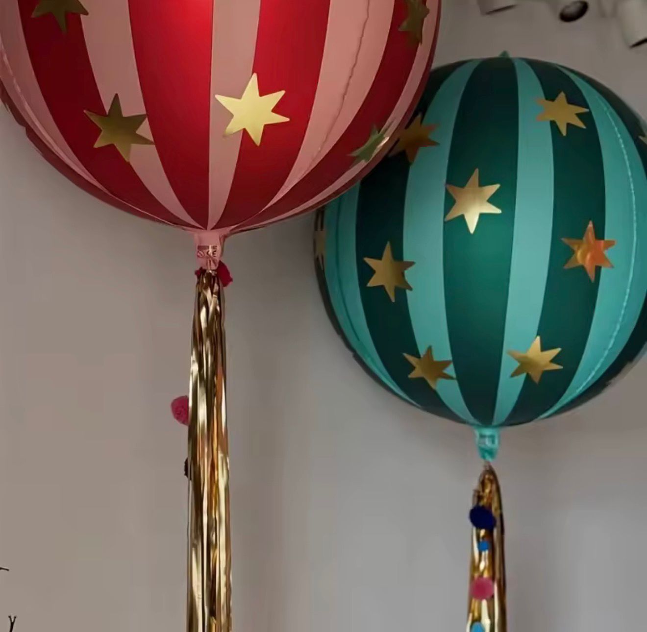 בלון מיילר אורבז 3D פסים ירוק מנטה וכוכבים זהב – תמונה 3