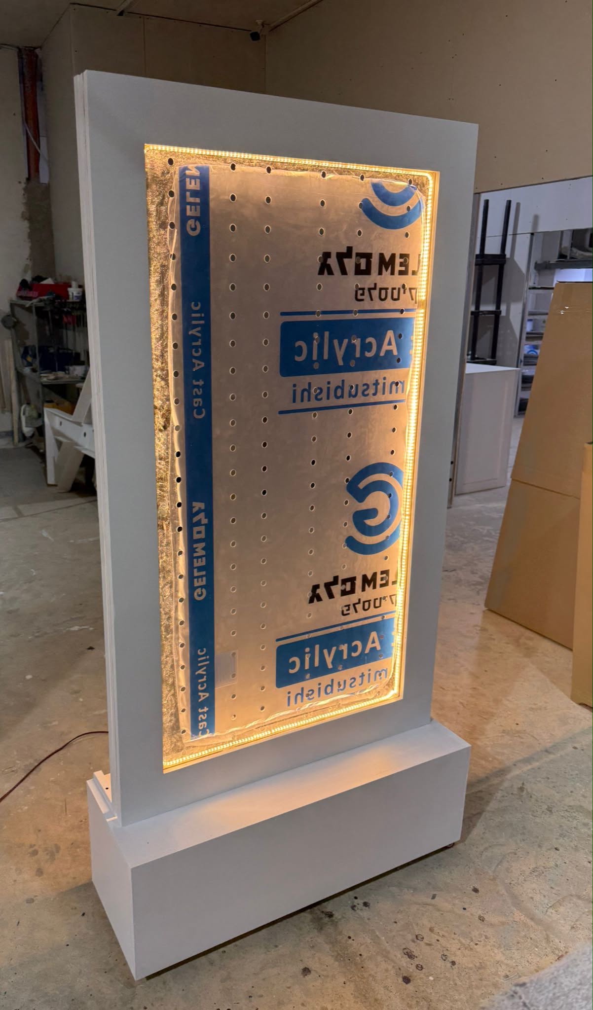 קיר משקפיים בצבע לבן עם תאורת לד – תמונה 2
